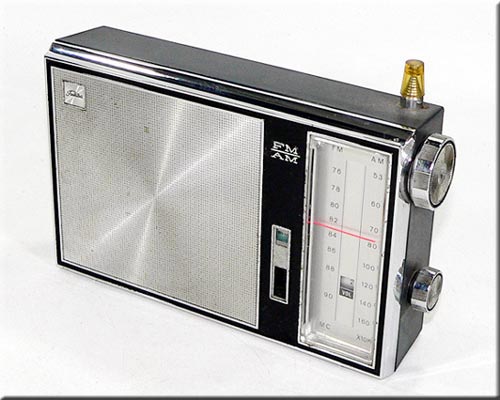 TOSHIBA MODEL 9M-860F FM/AM 2BAND RADIO