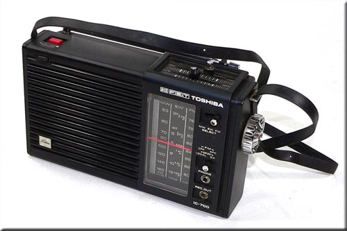 THOSHIBA MODEL IC-700 FM/SW/MW 3BAND RADIO