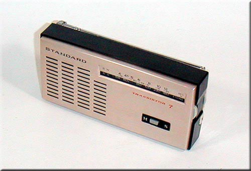 STANDARD MODEL SR-G700 MW/SW 2BAND�ł��B�i���F�j