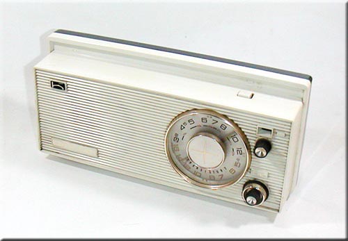 HITACHI MODEL W-752 MW/SW 2BAND RADIO