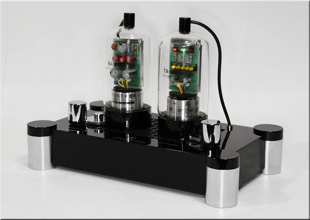 Clarion MODEL HR-6100A  FM/AM 2BAND RADIO