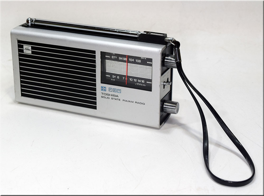 TOSHIBA MODEL IC-70 FM/AM 2BAND RADIO