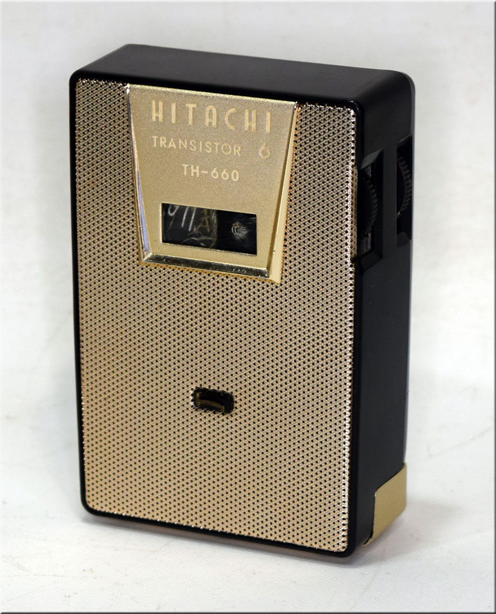 HITACHI MODEL TH-660 MW RADIO