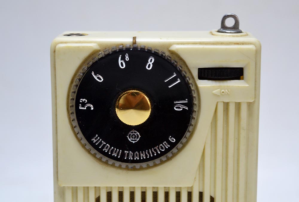 HITACHI MODEL TH-621 AM RADIO