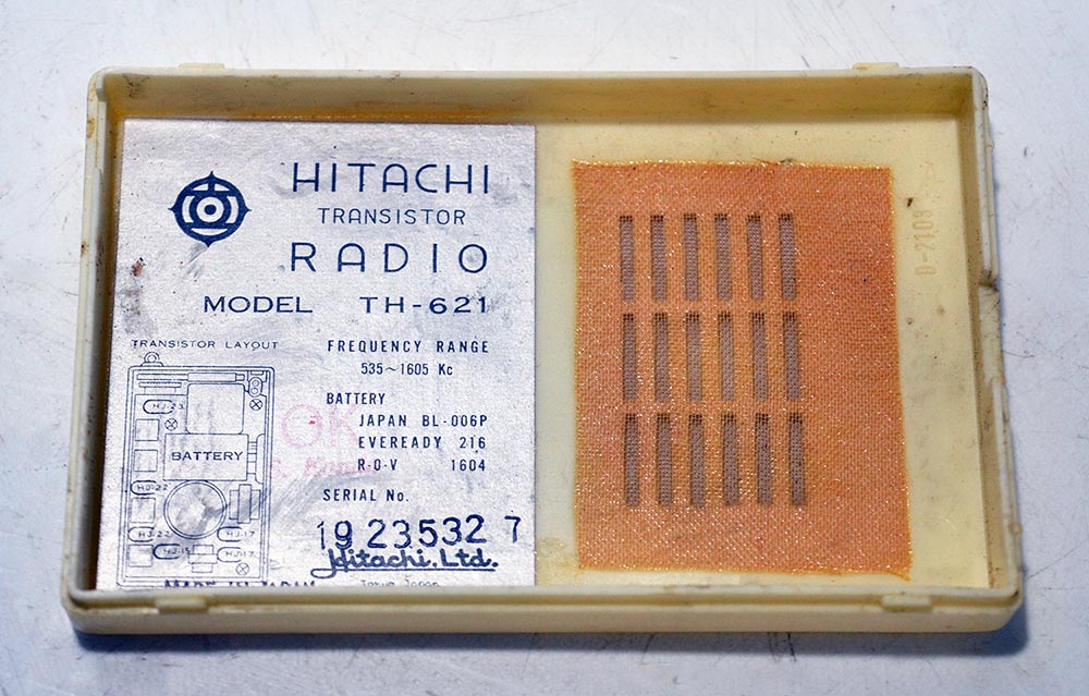 HITACHI MODEL TH-621 AM RADIO