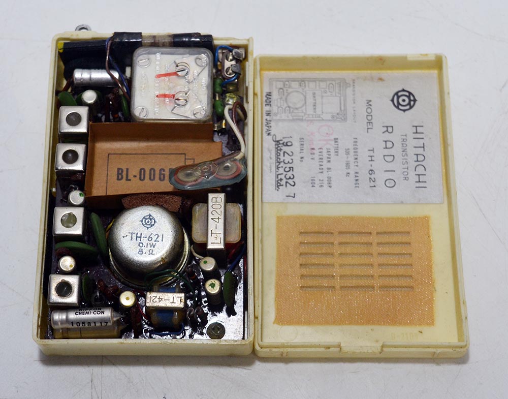 HITACHI MODEL TH-621 AM RADIO
