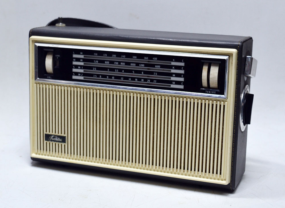 Toshiba MODEL 8L-688L LW/MW/SW1/SW2 4BAND RADIO