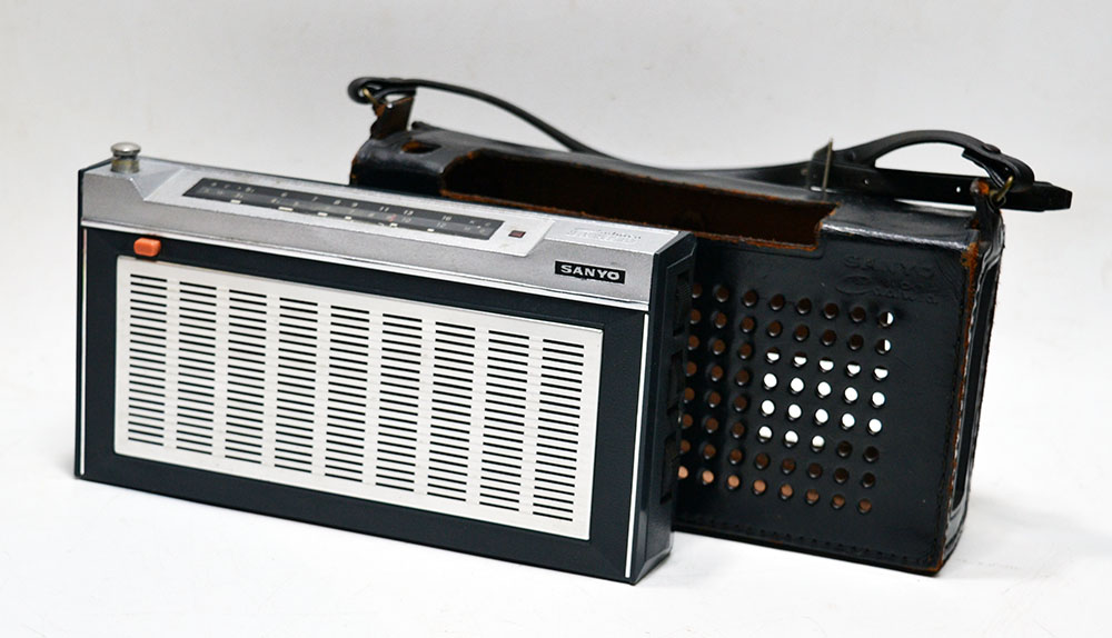 SANYO MODEL 8S-P33 BC/SW 2BAND RADIO