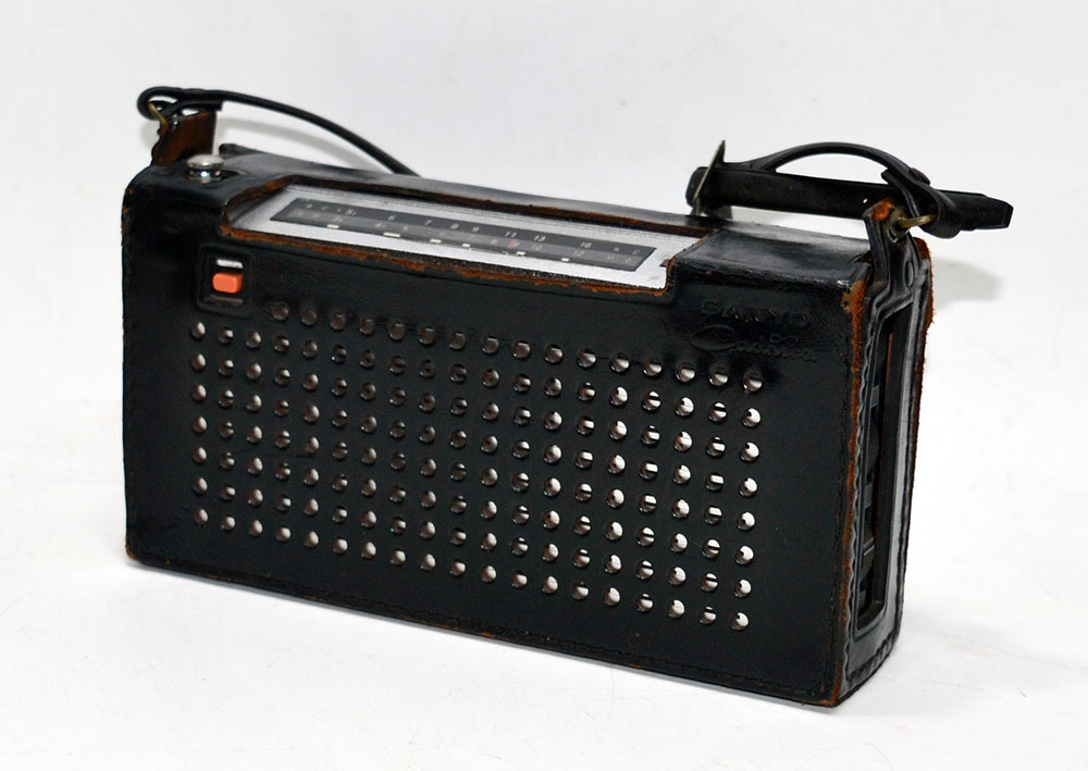 SANYO MODEL 8S-P33 BC/SW 2BAND RADIO