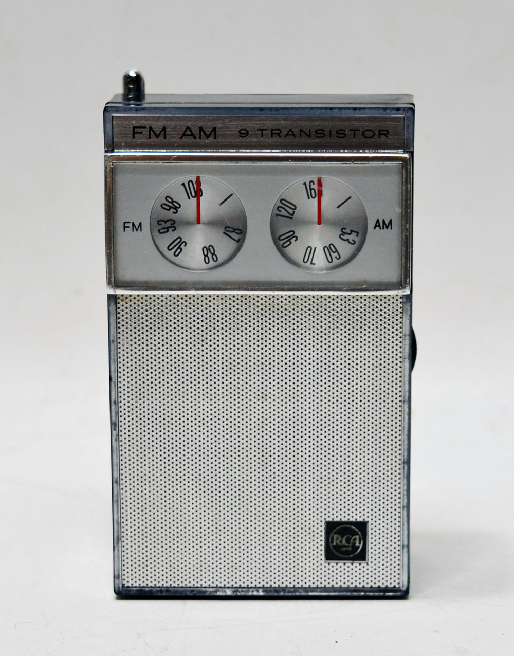 RCA MODEL RGM 19E FM/AM 2BAND RADIO