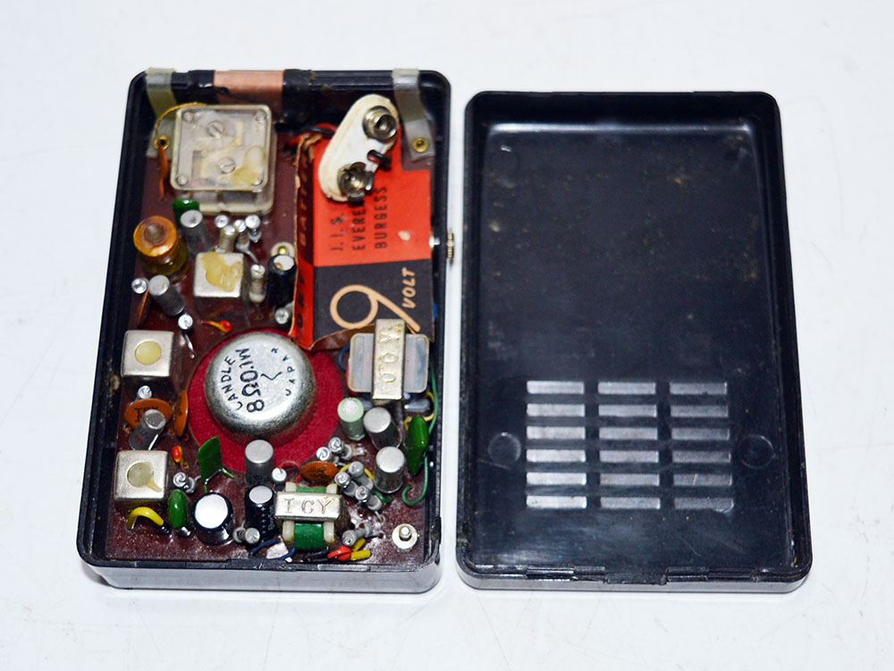 UNIVERSAL 6-TRANSISTOR AM RADIO